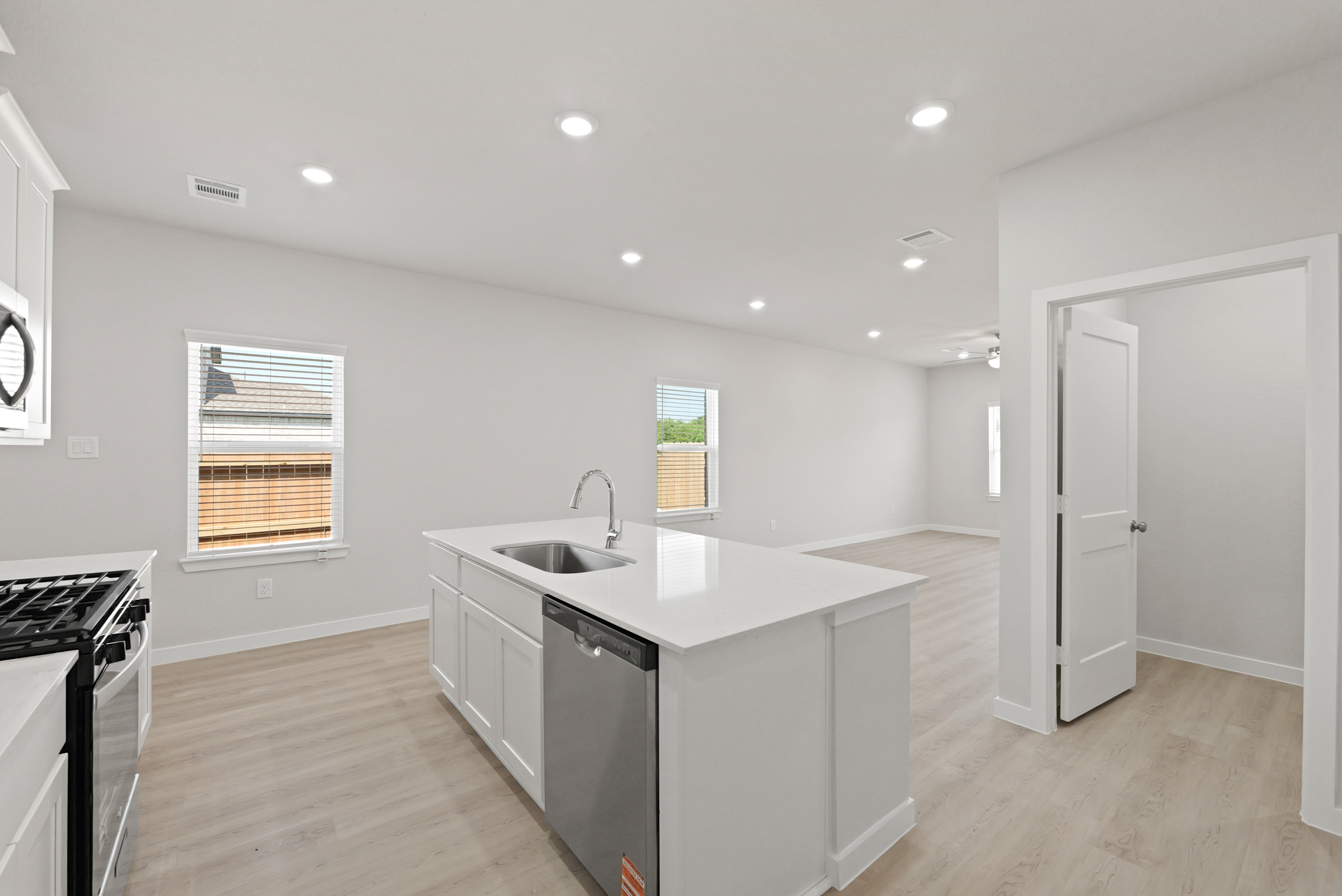 A kitchen with white cabinets.